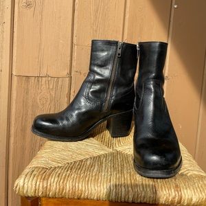 🕶Frye Black Zipper Booties🕶
